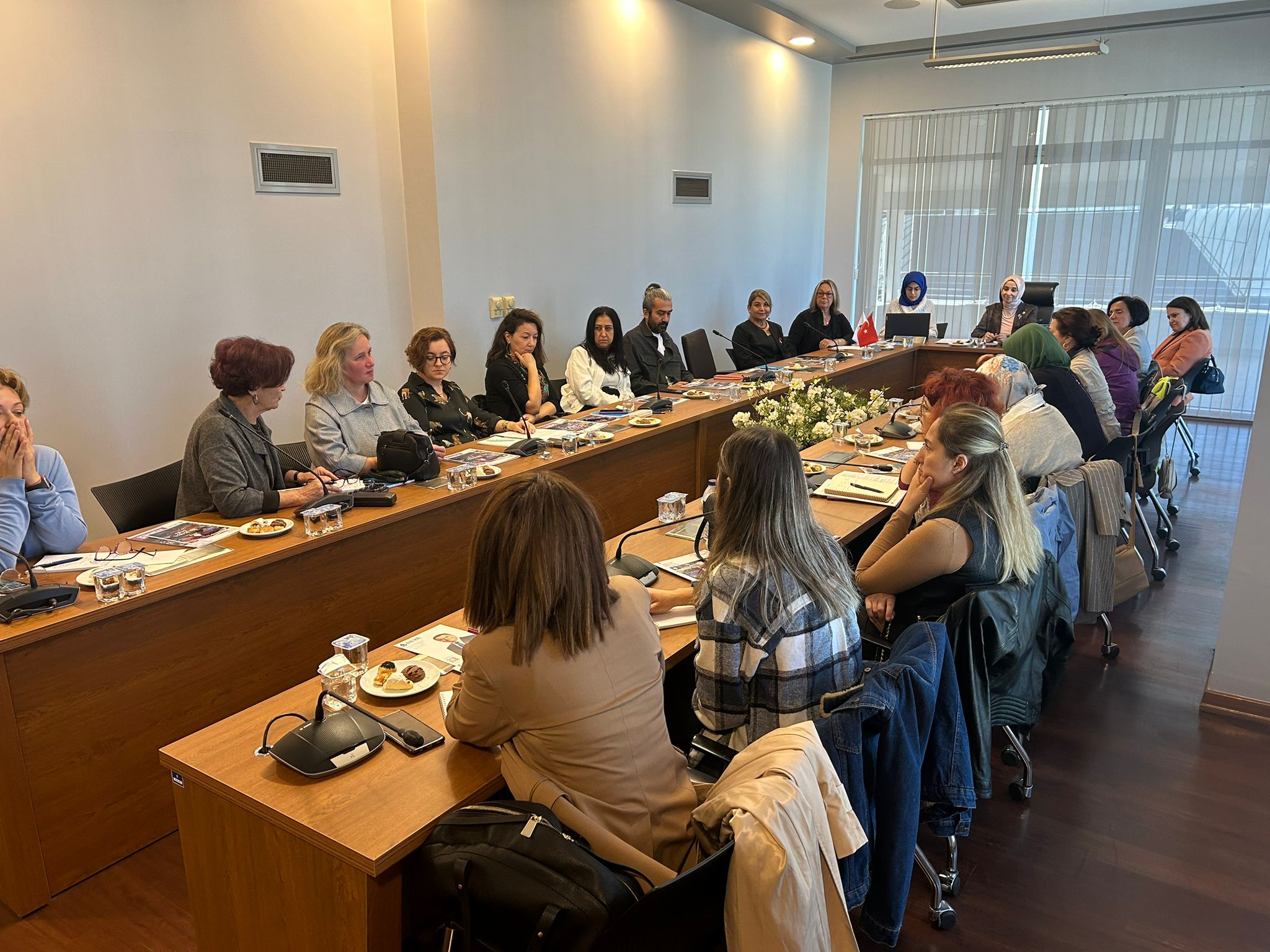 İstanbul Milletvekili Elif Esen'in kadın sivil toplum kuruluşlarıyla düzenlediği toplantıya katıldık.